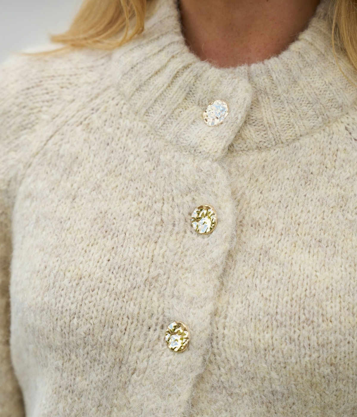 Benuta Fluffy Knit Cardigan. (Ivory)
