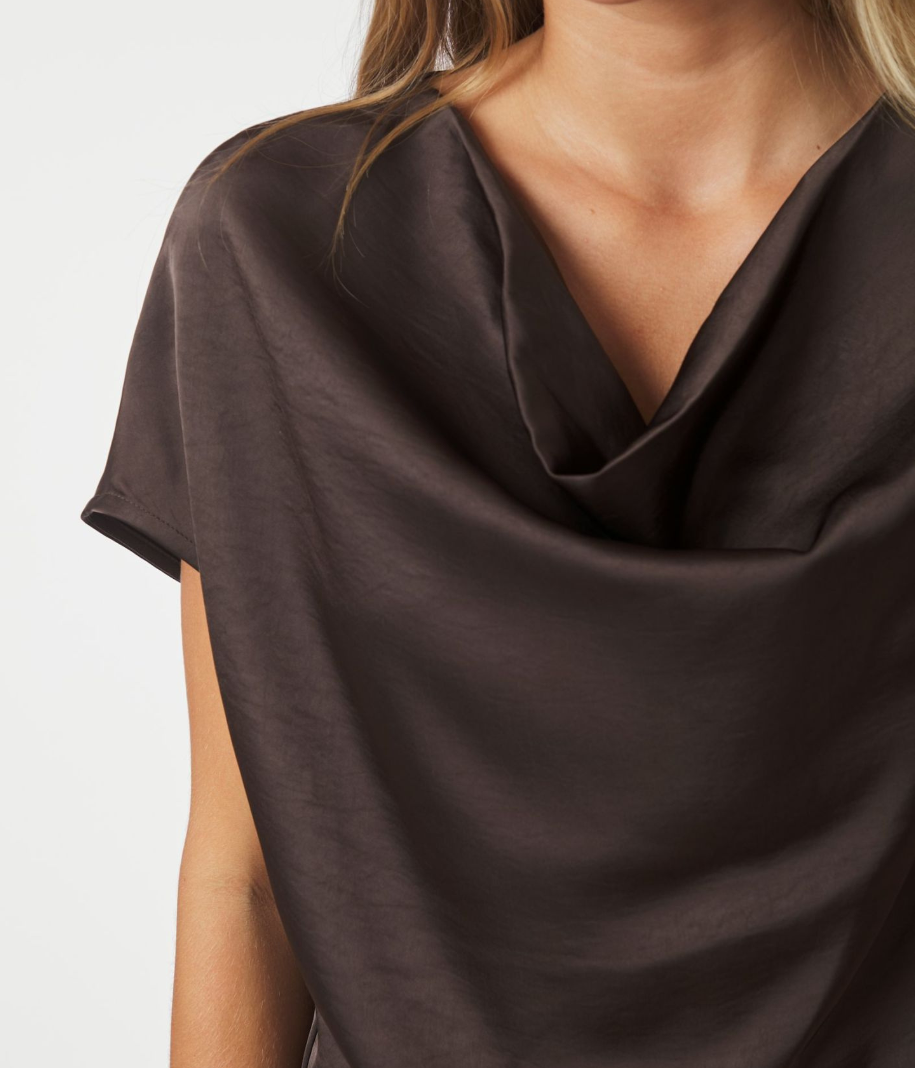 Annabeth Heavy Sateen Tee. (DARK BROWN)