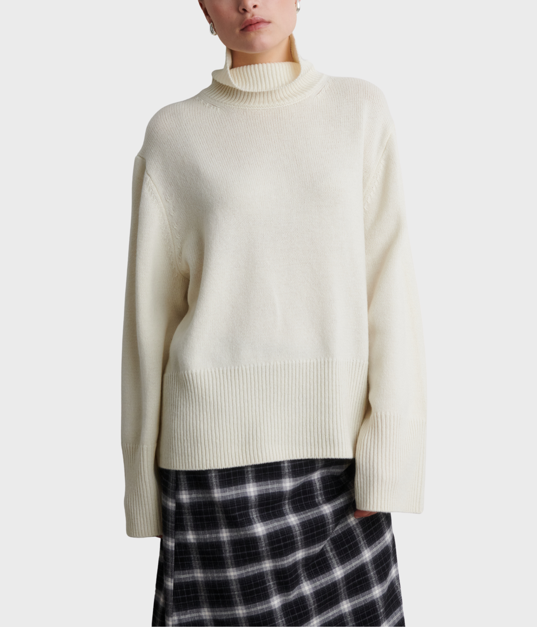 Alpha Knit T-Neck. (CREAM)