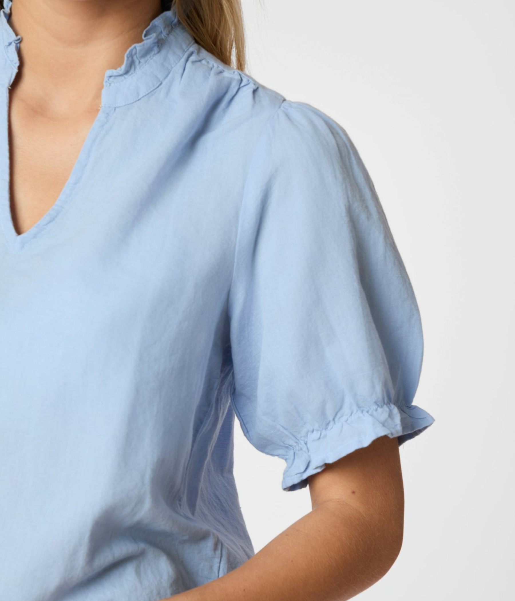 Odesa Linen Blouse. (145 Light Blue)