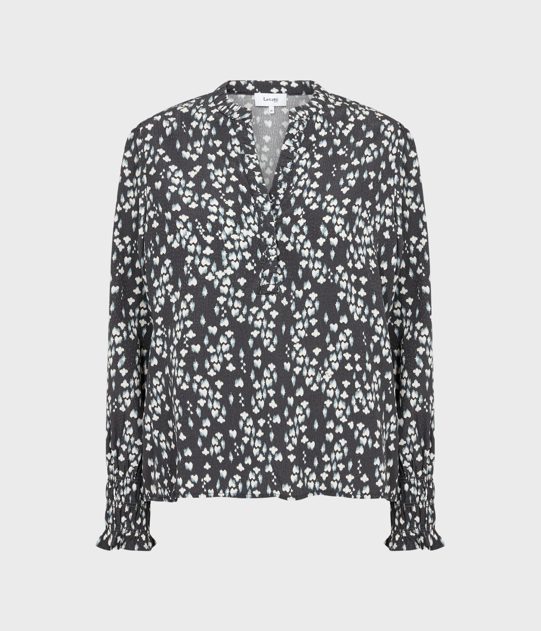 En v-ringad blus med blommigt mönster