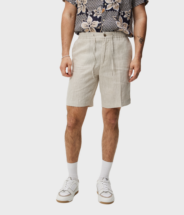 Klassiska linne shorts från J.Lindeberg i en ljus beige färg