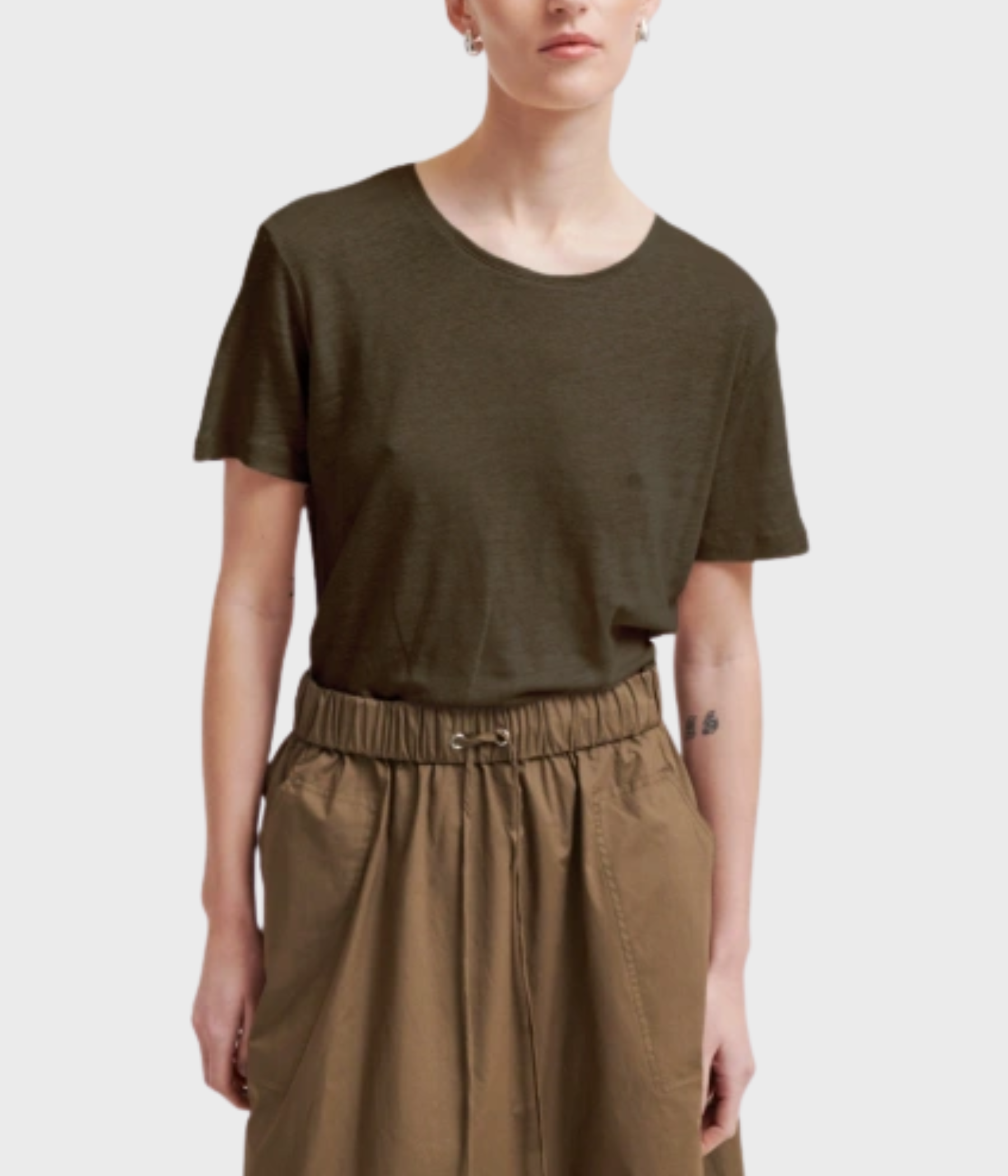 Peony O-Neck New Tee. (6129 Canteen)
