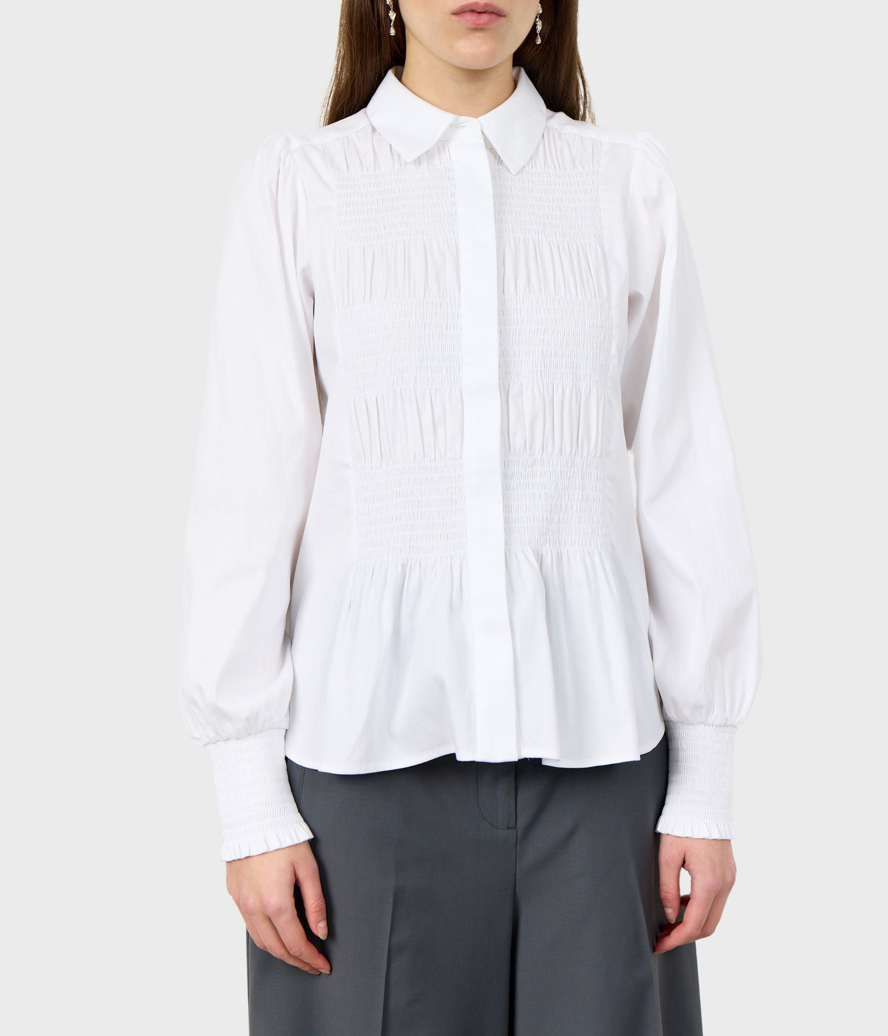 En vit blus med detaljer framtill