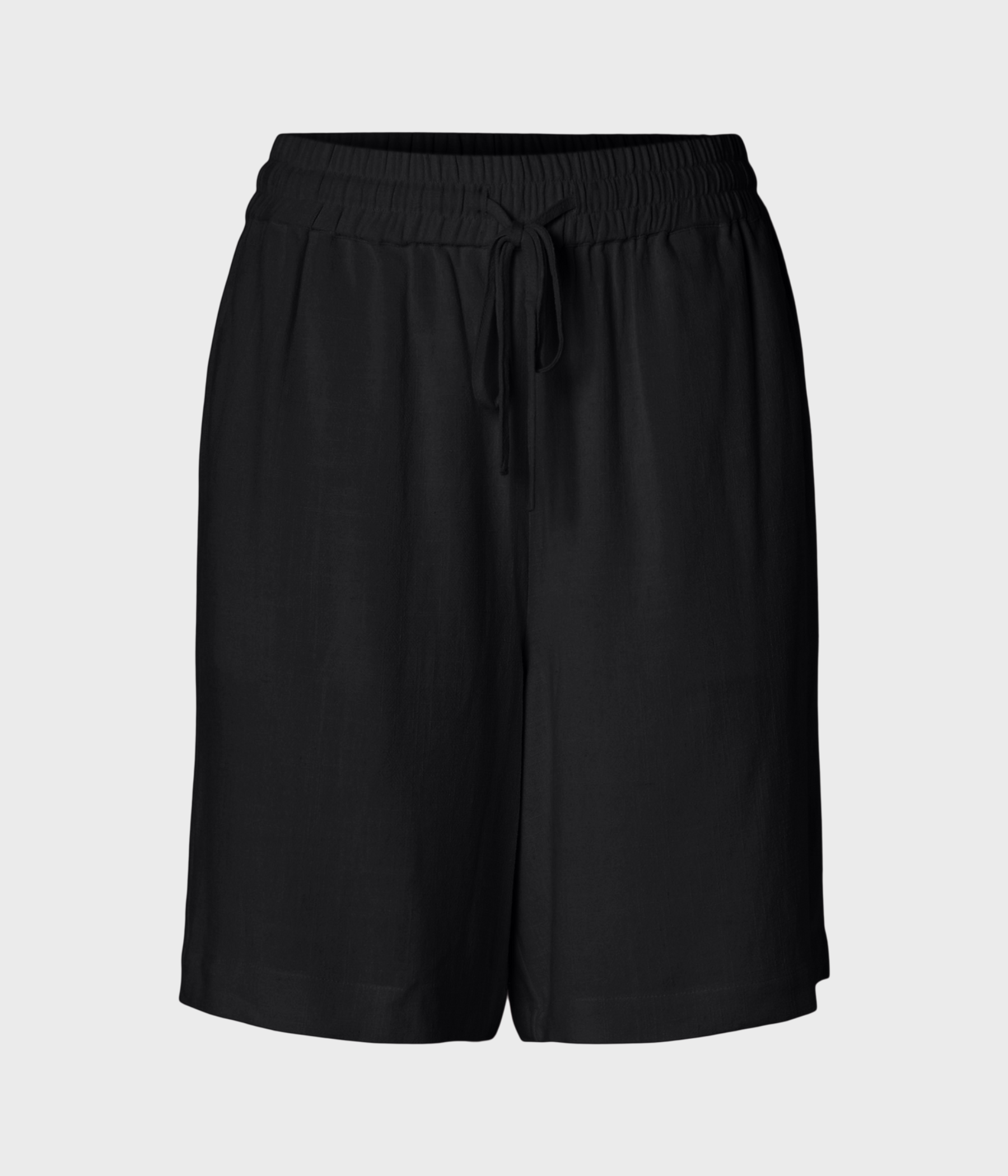 Ett par svarta shorts från Selected Femme
