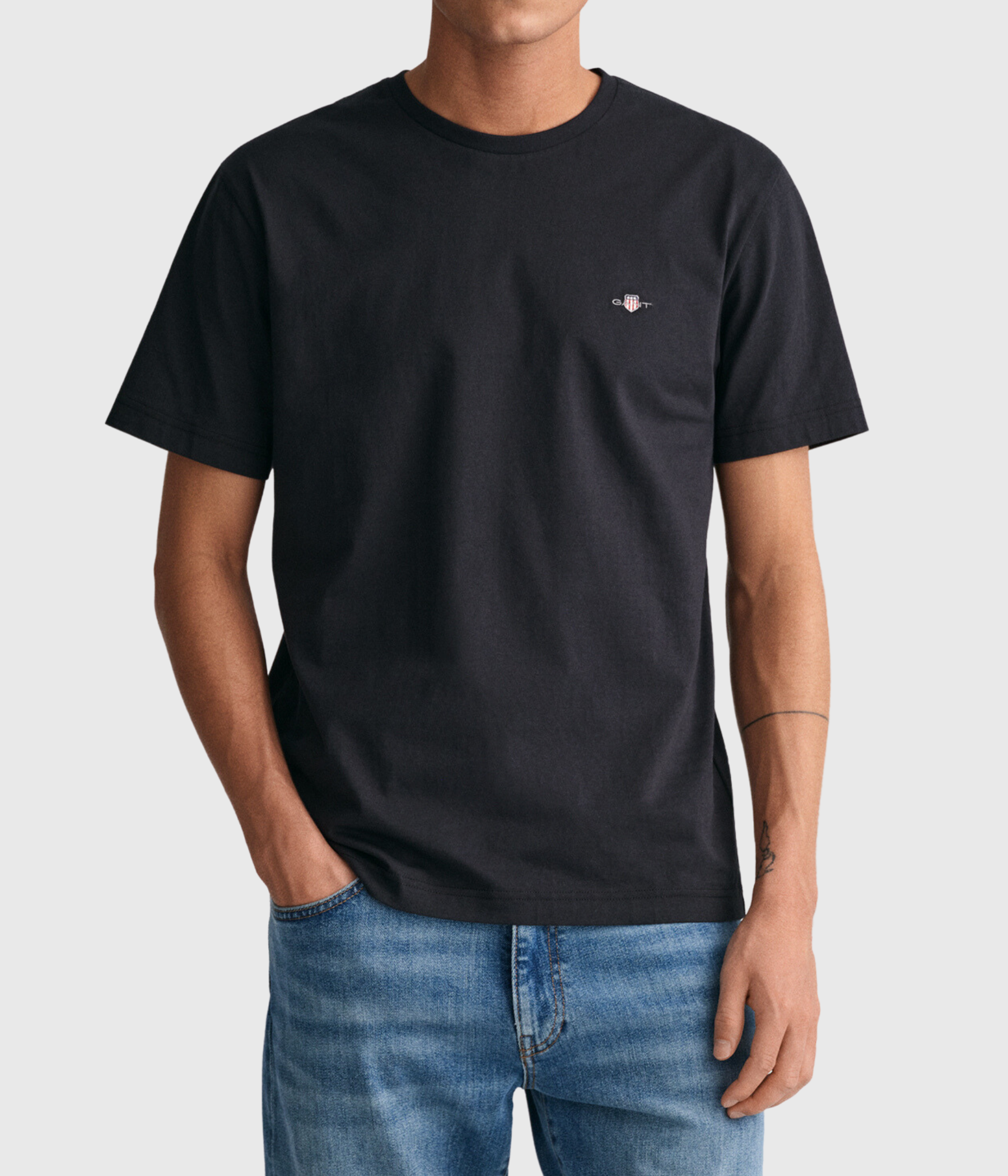 REG SHIELD SS T-SHIRT (5BLACK)