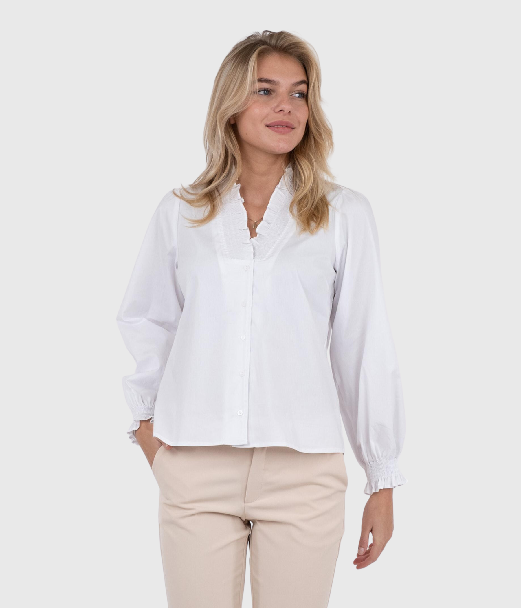 Vit blus med smock krage